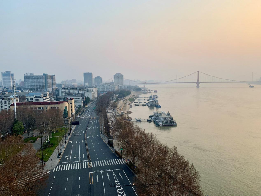 Overlooking Linjiang Avenue from Wuhan Yangtze River Bridge, the two-way six-lane road is empty.
