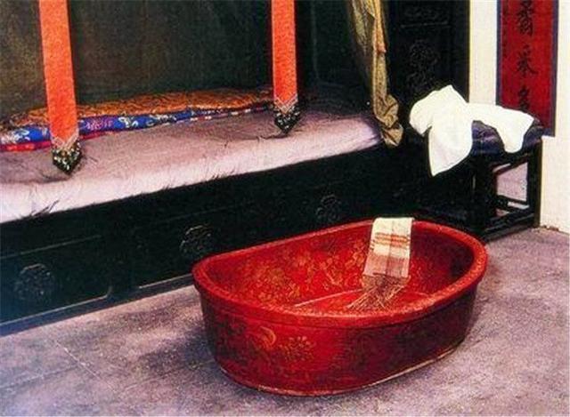 Bathtub of the Empress Dowager Cixi 