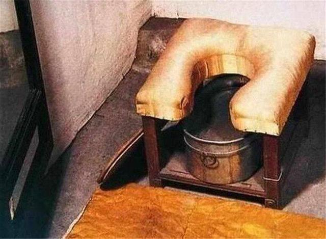 Toilet of Empress Dowager Cixi 