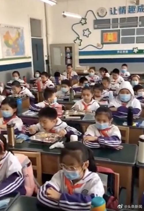 Chinese elementary school students eating in batches