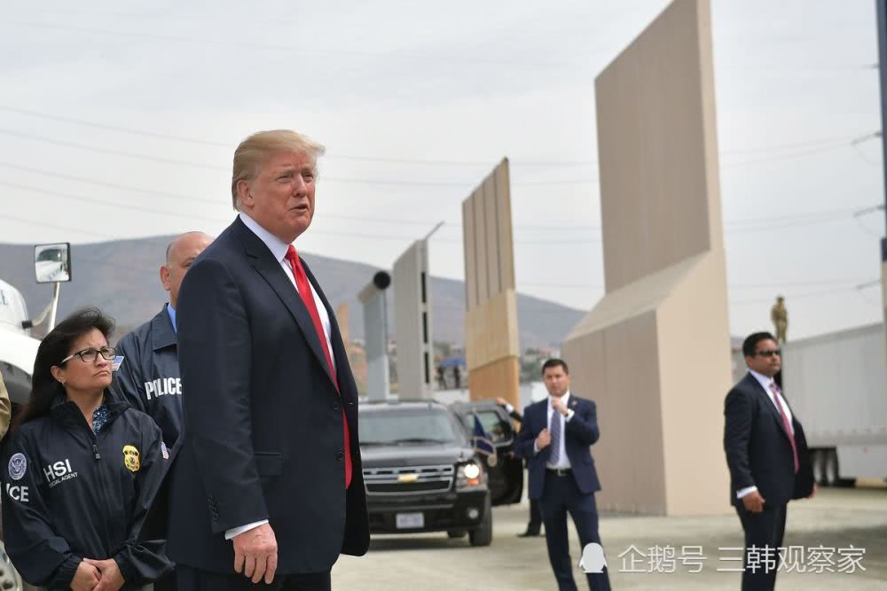 Trump at the US-Mexico border wall (data picture)
