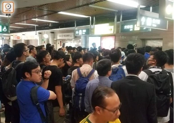 On the evening of September 25 last year, a large number of people surrounded the control room of Sha Tin Station.