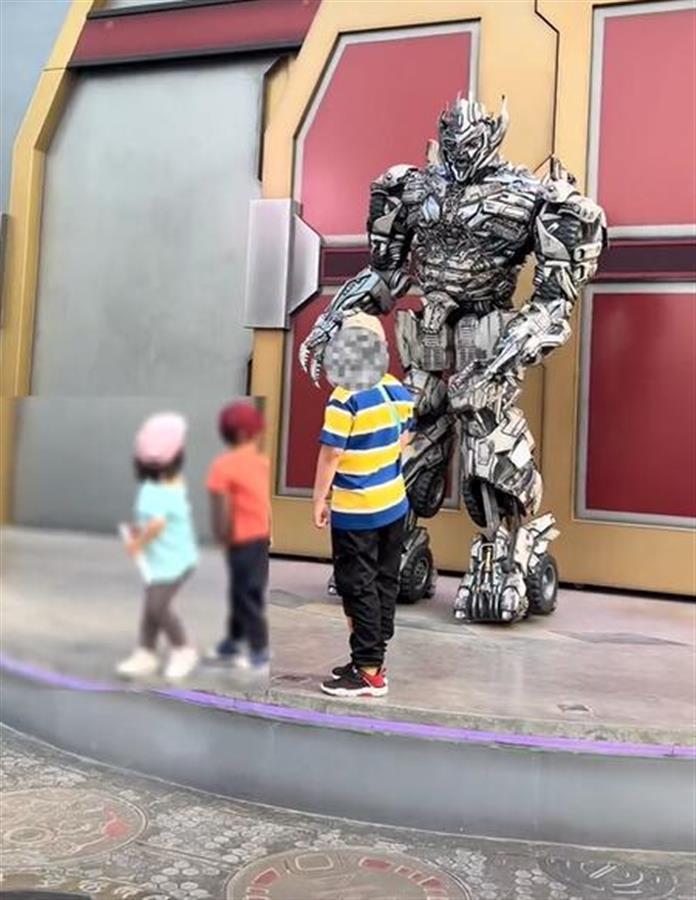Boy Gives a middle Finger to Megatron at Universal Studios