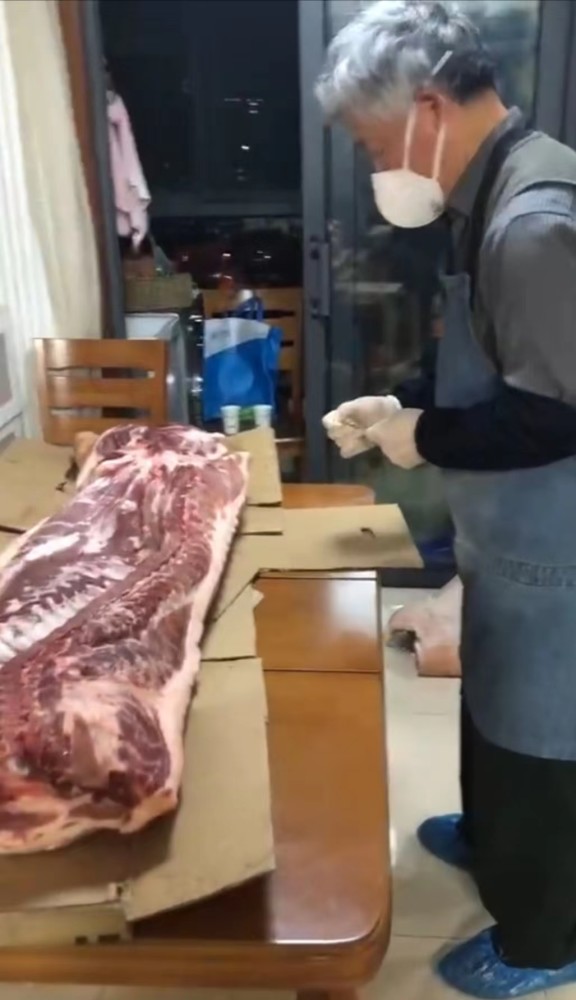 Anatomy Professor Cuts whole Pig for Neighbors