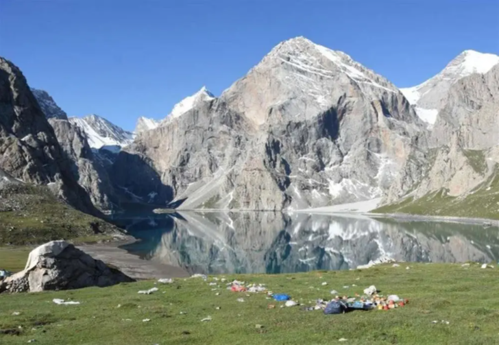 The Most Beautiful Paradise Lake and Garbage